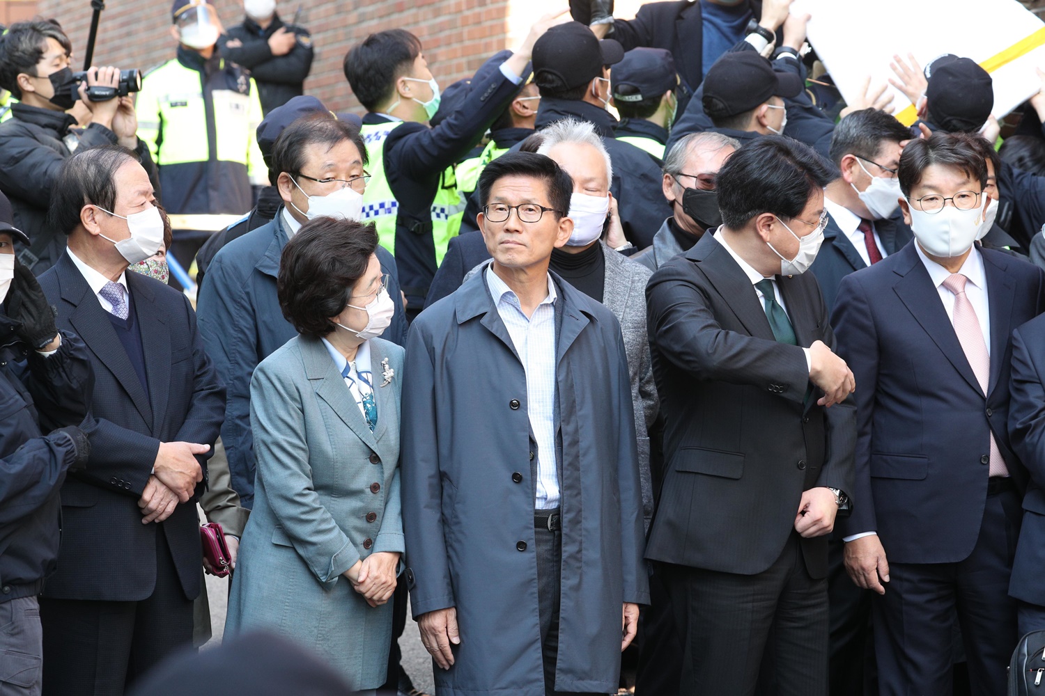 횡령과 뇌물 등의 혐의로 징역 17년형을 확정받은 이명박 전 대통령이 2일 오후 서울 강남구 논현동 자택을 나선 가운데 이 전 대통령의 측근들이 배웅하기 위해 기다리고 있다. 이 전 대통령은 동부구치소로 재수감됐다. 공동취재사진
