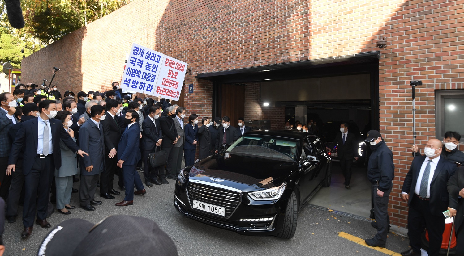 횡령과 뇌물 등의 혐의로 징역 17년형을 확정받은 이명박 전 대통령이 2일 오후 서울 강남구 논현동 자택을 나서고 있다. 이 전 대통령은 동부구치소로 재수감됐다. 공동취재사진