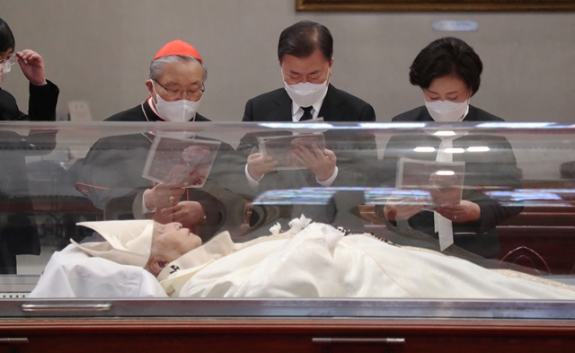 문재인 대통령과 부인 김정숙 여사가 29일 오전 서울 중구 명동성당에 마련된 고 정진석 추기경의 빈소를 찾아 조문하고 있다. 연합뉴스