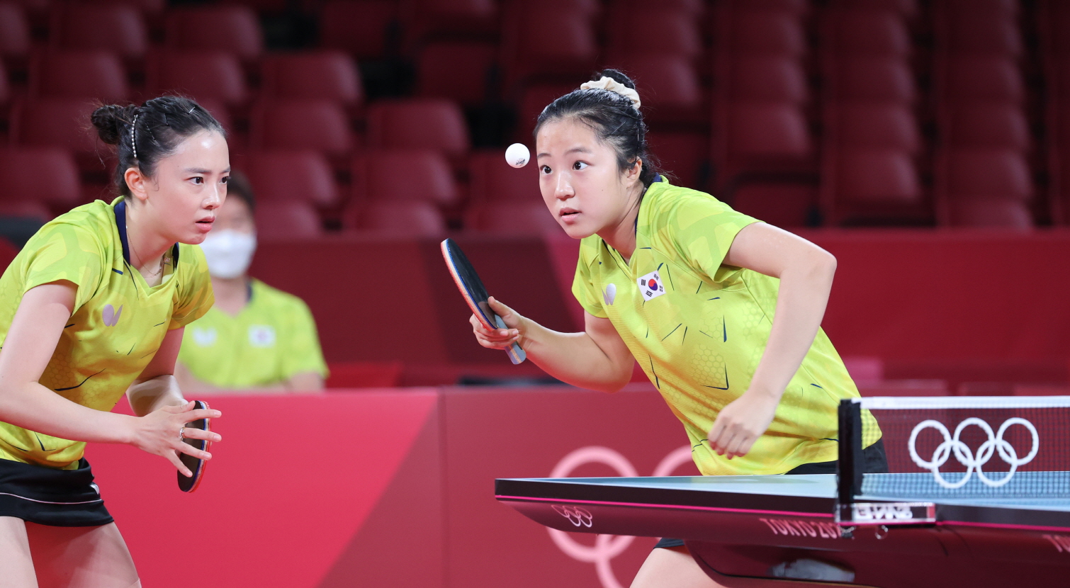 3일 일본 도쿄체육관에서 열린 도쿄올림픽 여자 탁구 단체전 8강 한국-독일. 신유빈이 서브를 넣고 있다. 왼쪽 전지희. 도쿄/연합뉴스