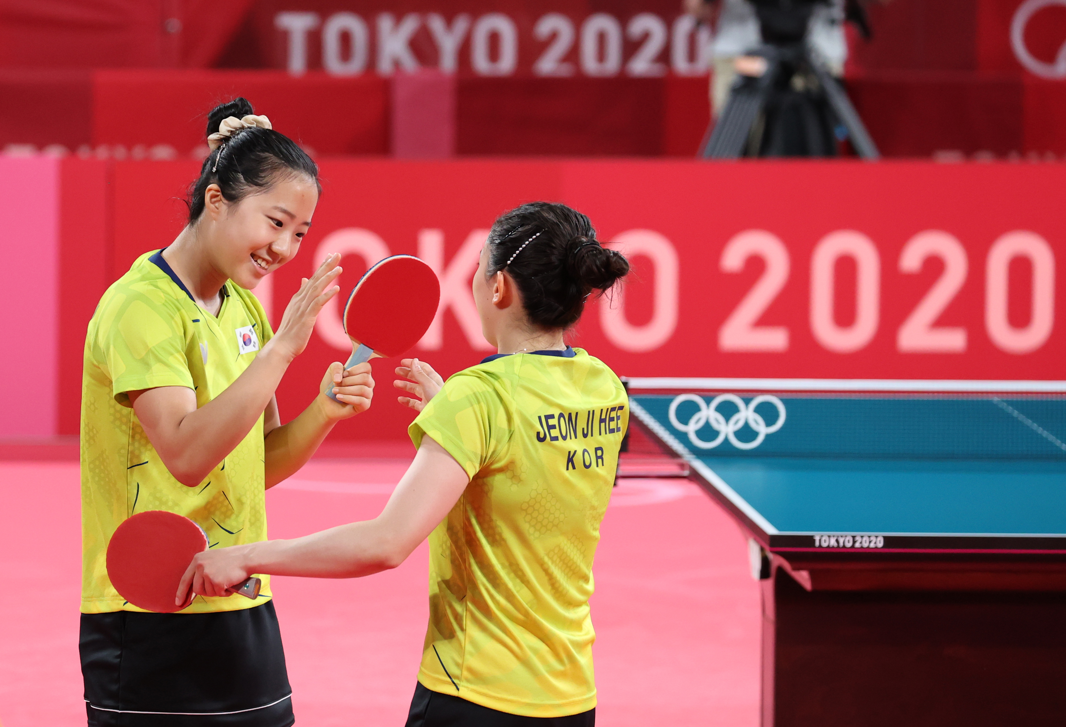 3일 일본 도쿄체육관에서 열린 도쿄올림픽 여자 탁구 단체전 8강 한국-독일. 신유빈(왼쪽)-전지희가 경기에 승리한 뒤 기뻐하고 있다. 도쿄/연합뉴스
