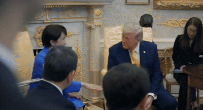 다카이치, ‘얼굴 없는’ 바이든 사진 가리키며 웃어…백악관 의도 논란