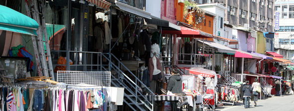 서울 마포구 서교동 365번지 거리에 오래된 모습을 그대로 간직한 가게들이 늘어서 있다. 홍익대 앞 다른 거리에선 보기 힘든 정감 있는 풍경이다. 박종식 기자 anaki@hani.co.kr