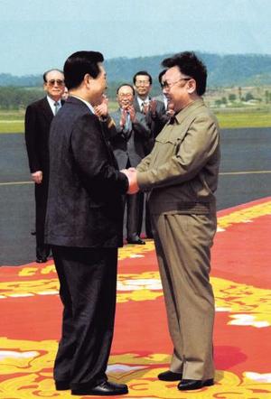 지난 2000년 6월 남북정상회담에서 김정일 위원장과 만난 김대중 대통령.