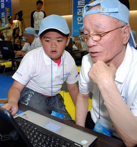 한국마이크로소프트가 지난 6월 세대 통합을 위해 개최한 인터넷 정보검색대회 ‘2007 노소동감’에서 어르신과 이주 노동자 가정 어린이가 함께 문제를 풀고 있다. 한국마이크로소프트 제공 
