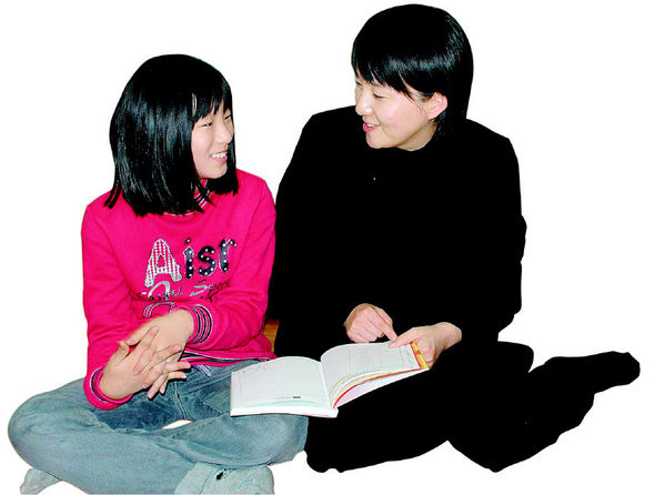 제윤경씨와 딸 예진이가 용돈 기입장을 놓고 이야기를 나누고 있다.