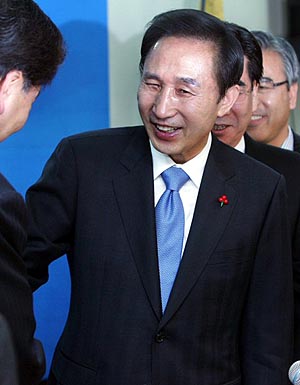 검찰의 BBK수사결과 발표를 앞둔 이명박 한나라당 대통령후보가 5일 서울 여의도당사에서 열린 대한관광협회 공약 제안서 전달식에서 한국관광협회중앙회 관계자들과 악수하며 미소짓고 있다. 연합뉴스