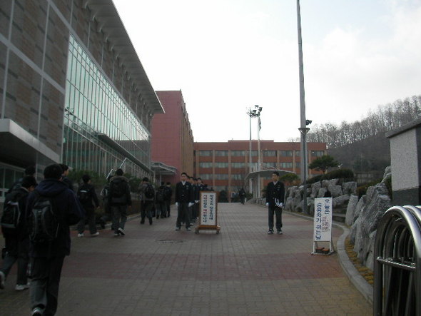 서울의 한 학교의 아침 등교 모습. 학생선도부 소속의 학생들이 학생들의 등교모습을 관찰하고 있다.