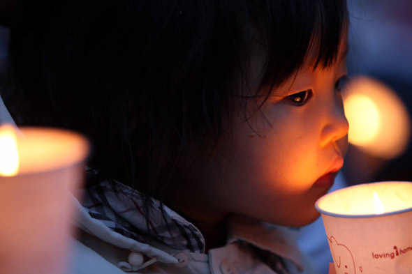 6일 오후 서울 청계광장에서  미 쇠고기 수입반대 촛불문화제가 열려 참가한 한 어린이가 촛불을 들어보이고 있다. 신소영기자 viator@hani.co.kr