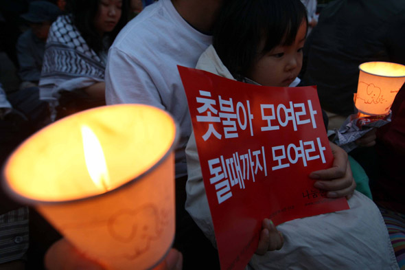 6일 오후 서울 청계광장에서  미 쇠고기 수입반대 촛불문화제가 열려 참가한 한 어린이가 촛불을 들어보이고 있다. 신소영기자 viator@hani.co.kr