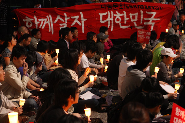 미국쇠고기수입반대 촛불문화제가 열린 서울 종로구 청계광장에서 6일 저녁 집회 참석자들이  미국산 쇠고기 수입을 반대하는 손팻말과 촛불을 들고 집회를 하고 있다. 김명진 기자 littleprince@hani.co.kr