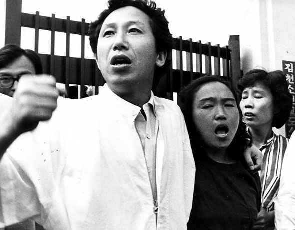 김근태 전 민청련 의장(왼쪽)이 1988년 김천교도소를 나서며 부인 인재근씨와 함께 “양심수를 전원 석방하라”고 외치고 있다.  <한겨레> 자료사진