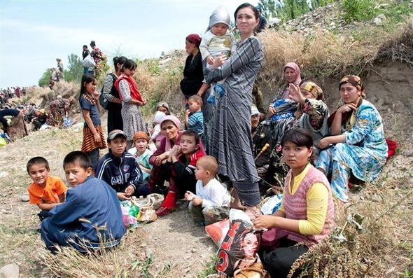 <b>피난길 오른  우즈베크인들</b> 키르기스스탄 남부 오시에서 키르기스인들의 총격과 방화를 피해 도망친 수천명의 우즈베크인들이 12일 인근 우즈베키스탄으로 가는 길가에 앉아 피난처를 찾고 있다.  오시/AP 연합뉴스