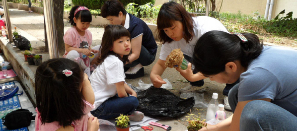 부산 금사초등학교 6학년 학생들이 교정에서 부모들과 함께 토피어리 만들기를 하고 있다.