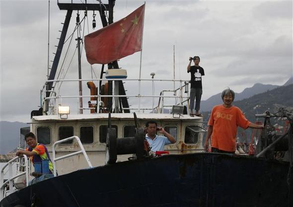 센카쿠열도(댜오위다오)의 영유권을 둘러싼 일본과 중국간의 갈등이 고조되고 있는 가운데 중국인 활동가들이 22일 센카쿠열도를 항의방문하기 위해 홍콩항구에서 정박중인 어선에 승선했다.  홍콩/AP 연합뉴스