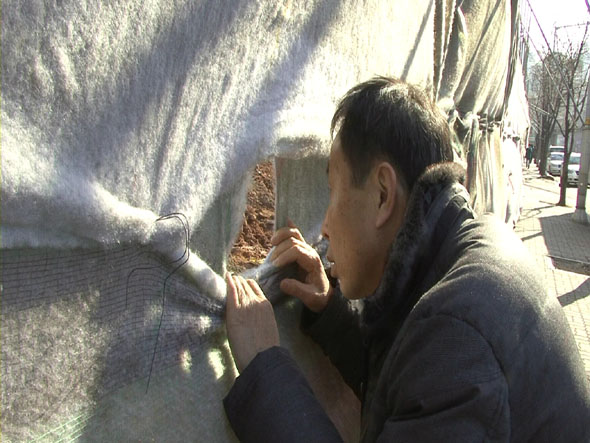 서울 영등포구 도림동에서 저울을 제조하는 일을 해온 장승순(54)씨가 장막 너머로 건물이 철거된 자리를 살펴보고 있다. 허재현 기자