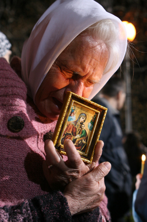 26일 새벽 1시24분(현지시각) 우크라이나의 수도 키예프에서 열린 체르노빌 희생자 추모미사에서 크레바로치카 라이사(64)가 눈물을 흘리고 있다. 그의 남편은 사고 당시 체르노빌에서 생필품을 공급하는 일을 했고 4년 전 암으로 숨졌다.  남종영 기자