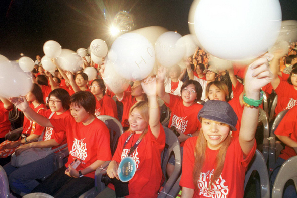 아이돌 그룹이 늘면서 팬들이 응원할 때 쓰는 풍선 색깔을 정하는 것도 쉽지 않다. 사진은 2001년 한국에 온 에이치오티 대만 팬들이 ‘하얀색 풍선’을 들고 응원하는 모습.  <한겨레> 자료사진
