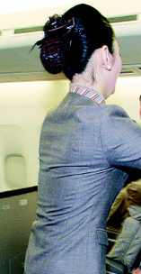 아시아나항공 여성 승무원들은 내부 규정으로 머리 모양 등 용모를 세세하게 제한받고 있다.
  이종근 기자 root2@hani.co.kr