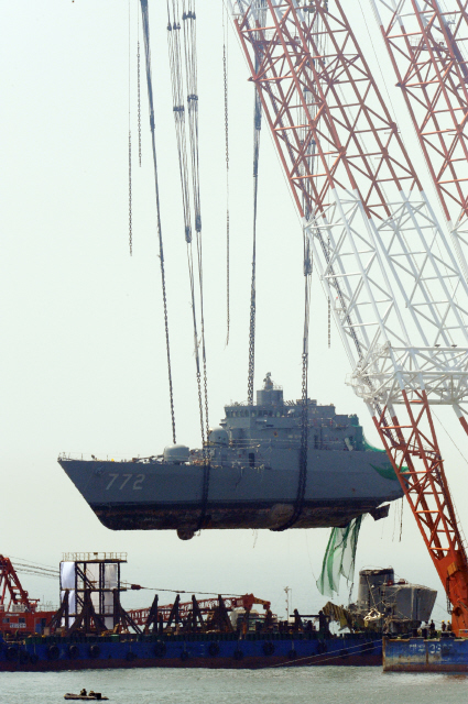 2010년 4월24일 인양되는 천안함. 뱃머리가 바지선에 안착되고 있다. <한겨레> 자료사진