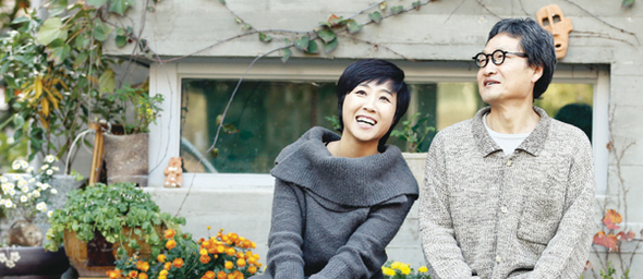 부부 시인 함성호(오른쪽)씨와 김소연씨가 1일 오후 함씨가 설계한 일산 소재 집 ‘소소재’ 앞뜰에서 만추를 즐기며 환한 표정으로 이야기를 나누고 있다. 김경호 기자 jijae@hani.co.kr
