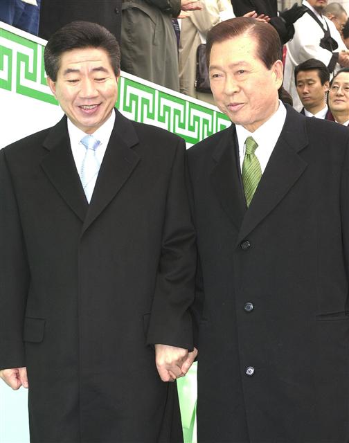 2003년 2월25일 제16대 대통령 취임식이 끝난 뒤 신임 노무현 대통령(왼쪽)과 전임 김대중 대통령(오른쪽)이 나란히 손을 잡고 식장을 떠나고 있다. 한겨레 자료사진