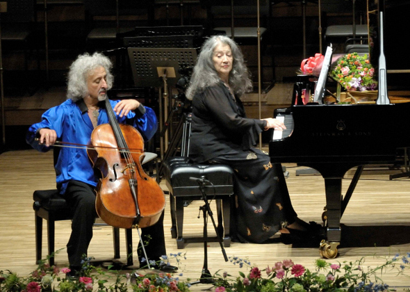 클래식계의 대표적 콤비인 첼리스트 미샤 마이스키(왼쪽)과 피아니스트 마르타 아르헤리치. 30년 넘게 호흡을 맞춰온 두 사람은 5월6일 서울 예술의전당 콘서트홀에서 콘서트를 연다. 크레디아 제공