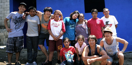 공정여행을 떠난 한영준(앞줄 맨 오른쪽)씨 등 한국 젊은이 8명이 지난달 10일 과테말라의 한 마을에서 빈민 가족을 위해 집을 지어준 뒤 현지인들과 함께했다.  한영준씨 제공