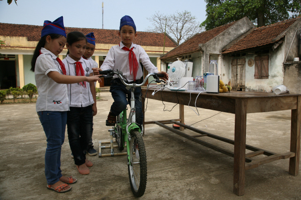 베트남 북부 타인호아성 농촌 오지인 빈록 마을의 빈띠엔 초등학교 어린이들이 지난 19일 자전거 페달을 밟아 생산한 전력으로 오디오를 틀고 믹서기를 돌려 음료수를 만들고 있다.