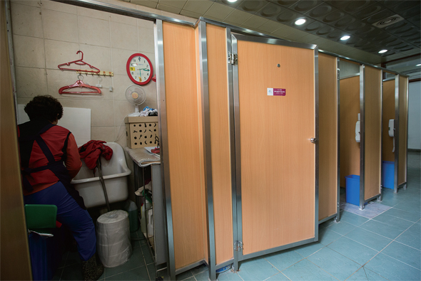 남자 화장실의 여성 청소노동자 : 사회일반 : 사회 : 뉴스 : 한겨레
