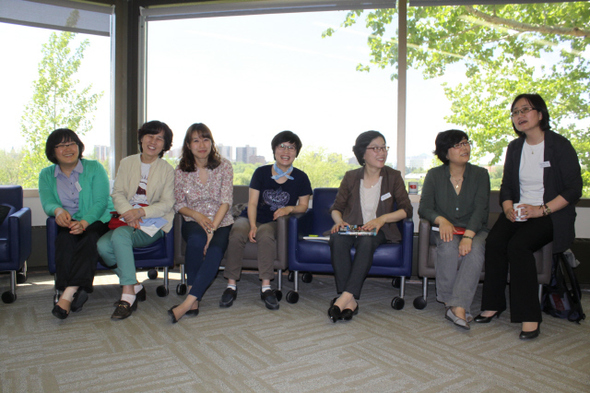 서스캐처원 대학의 협동조합연구센터에서 환담을 나누는 한국 생협의 여성 지도자들. 왼쪽부터 권숙예, 이미연, 이주희, 이선경, 이희한, 허선주, 염찬희씨이다.