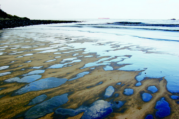 2007년 허베이스피리트호 유류 유출 사고 당시 해변으로 밀려든 기름으로 검게 뒤덮여 있는 구름포 해변의 모습. 