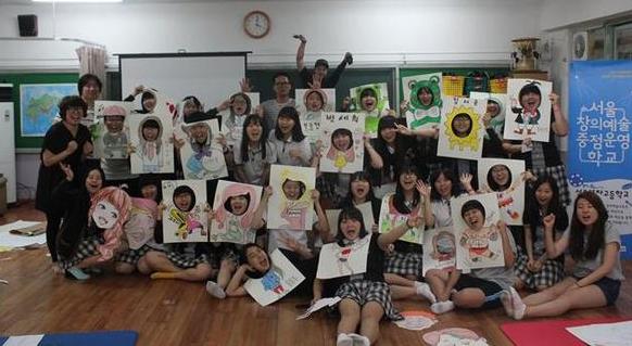 지난 7월2일 오후 서울여고에서 만화예술인협동조합 ‘카툰캠퍼스’가 진행한 ‘융합형 만화예술교육’ 수업 장면. 12회차로 구성된 수업에 총 8명의 만화가 조합원이 참여했다. 카툰캠퍼스 제공