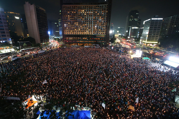 제8차 국정원 정치개입 규탄 범국민 촛불대회가 열린 17일 오후 서울광장에 모인 시민들이 촛불을 들고 있다. 이정아 기자 leej@hani.co.kr