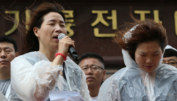 금속노조와 기륭전자(현 기륭이앤이)분회 조합원들이 29일 오전 서울 동작구 새 사옥 앞에서 기자회견을 열고 체불임금 지급과 경영 투명성 보장을 촉구하고 있다. 해고자 복직을 요구하며 1895일의 장기농성을 벌인 끝에 5월2일부터 출근한 기륭전자 조합원들은 현재까지 업무대기 상태다.  강창광 기자 chang@hani.co.kr