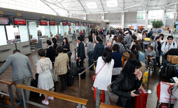 인천공항 항공사 출국 수속대에서 여행객들이 길게 줄을 서 순서를 기다리고 있다. 인천공항/김태형 기자 xogud555@hani.co.kr