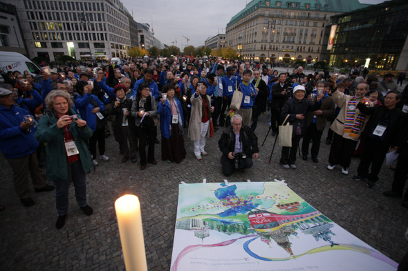 7일(현지시각) 오후 6시 독일 베를린 브란덴부르크문 광장에서 열린 ‘평화기원 촛불예배’에서 참가자들이 한반도 평화를 기원하며 찬송가를 부르고 있다.  한국기독교교회협의회 제공