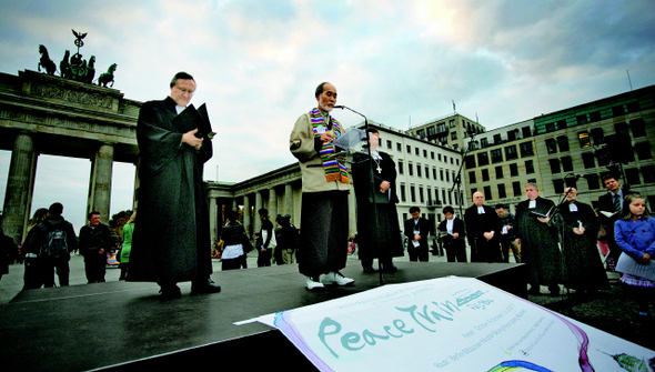 7일(현지시각) 오후 6시 독일 베를린 브란덴부르크문 광장에서 열린 ‘평화기원 촛불예배’에서 조헌정 향린교회 목사(가운데)와 크리스토프 타일레만 목사(왼쪽)가 한반도 평화를 기원하는 ‘기도와 죄의 고백과 용서의 선언’을 하고 있다. 한국기독교교회협의회 제공