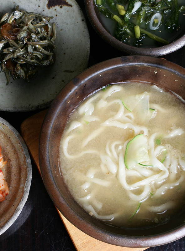 3 서울 강남의‘개화옥’은 여러 종류의 맛집 소개서에 올랐다. ‘개화옥’의 된장국수.