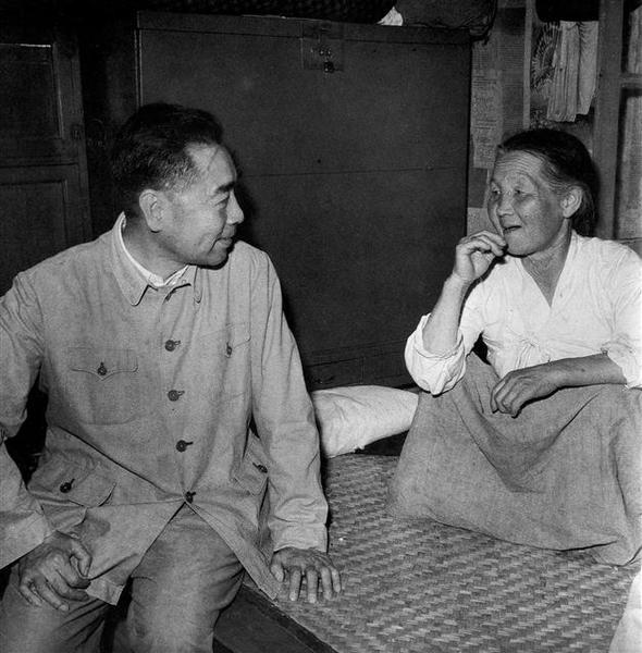중국 지도자 중 김일성과 가장 절친했던 저우언라이도 13살 때인 1910년 봄부터 3년간 랴오닝성 톄링(鐵嶺)과 선양에서 학창시절을 보냈다. 1962년 6월 연길의 조선족 농가를 방문해 노인과 이야기를 나누고 있는 저우언라이.