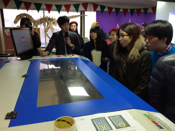 지난달 8일 팹랩서울에서 열린 소셜디자인 워크숍에서 김동현 매니저가 참가자들에게 레이저커터 사용법을 설명하고 있다. 서울시 사회적경제지원센터 제공