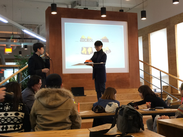 결과 발표회가 열린 지난달 22일 서울시 사회적경제지원센터에서 ‘독도택시등’ 팀이 3D프린터로 만든 독도 형상의 택시 안내등을 설명하고 있다. 서울시 사회적경제지원센터 제공
