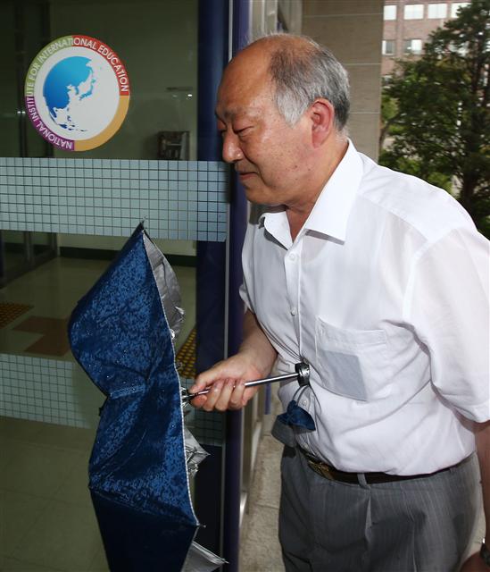 김명수 사회부총리 겸 교육부 장관 후보자가 인사청문회를 하루 앞둔 8일 오전 서울 종로구 국립국제교육원 후보 사무실로 출근하고 있다. 연합뉴스