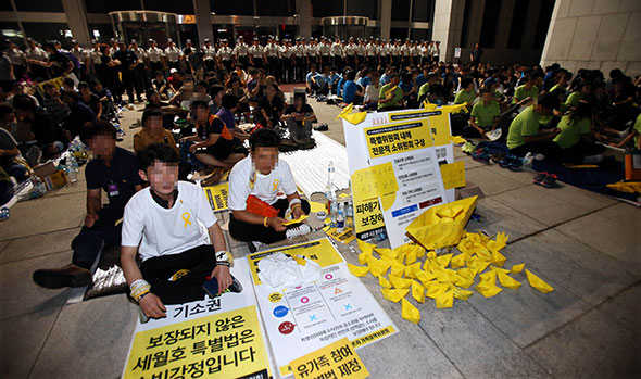 세월호 유가족들이 12일 오후 국회 본관 앞에서  특별법에 유가족 참여등을 요구하며 침묵 연좌 농성을 벌이고 있다. 김경호기자 jijae@hani.co.kr