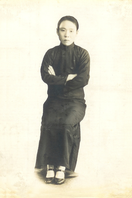 상하이 시절 중국식 옷차림의 민갑완. 눈에 띄지 않으려 검은 옷을 즐겨 입었다 한다. 지식공작소 제공
