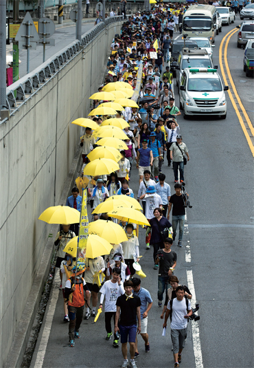 ‘친구들의 억울한 죽음의 진실을 밝혀달라’며 도보행진을 하고 있는 단원고 학생들 뒤로 시민들이 함께 걷고 있다.