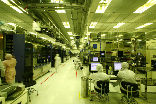 에스케이(SK)하이닉스가 메모리 반도체 D램을 생산하는 경기도 이천공장의 내부 모습. <한겨레> 자료사진