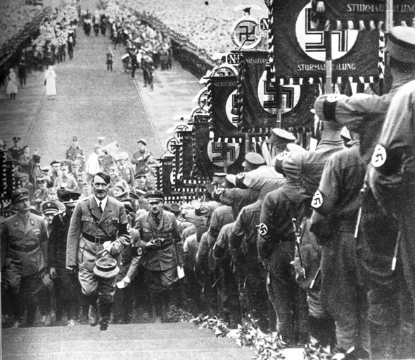 ‘하켄크로이츠’ 깃발이 나부끼는 나치 집회장의 히틀러. <한겨레> 자료사진