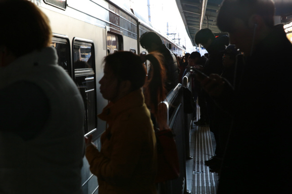 11월12일 아침 출근길, 시민들이 서울 지하철 1호선 신도림역에서 탑승을 기다리고 있다. 신도림역은 출근시간대(아침 6~9시)에 사람들이 많이 승차하는 역 가운데 한 곳이다. 류우종 기자