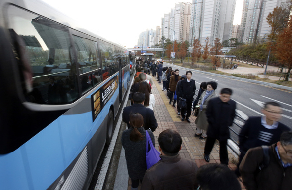 11월12일 새벽 6시30분께, 경기도 파주운정보건지소 근처 버스정류장에 서울로 향하는 버스를 타기 위해 사람들이 길게 줄지어 있다. 아침 7시를 넘겨 정류장에 오면 30분을 기다려야 버스를 탈 수 있는 경우도 있다고 한다. 정용일 기자